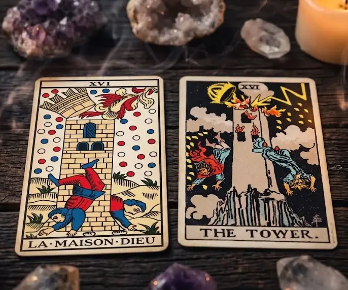 Deux cartes de tarot côte à côte représentant La Maison Dieu et La Tour du Rider-Waite-Smith.
